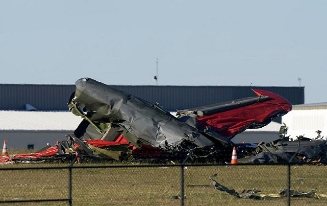 'Two military planes collide during air show in America, six killed'